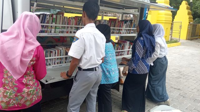 Kunjungan Mobil Perpustakaan Keliling PUSLING Dinas Perpustakaan dan Kearsipan DPK Kota Serang di Kecamatan Taktakan Kota Serang pada Hari Selasa 11 Februari 2020