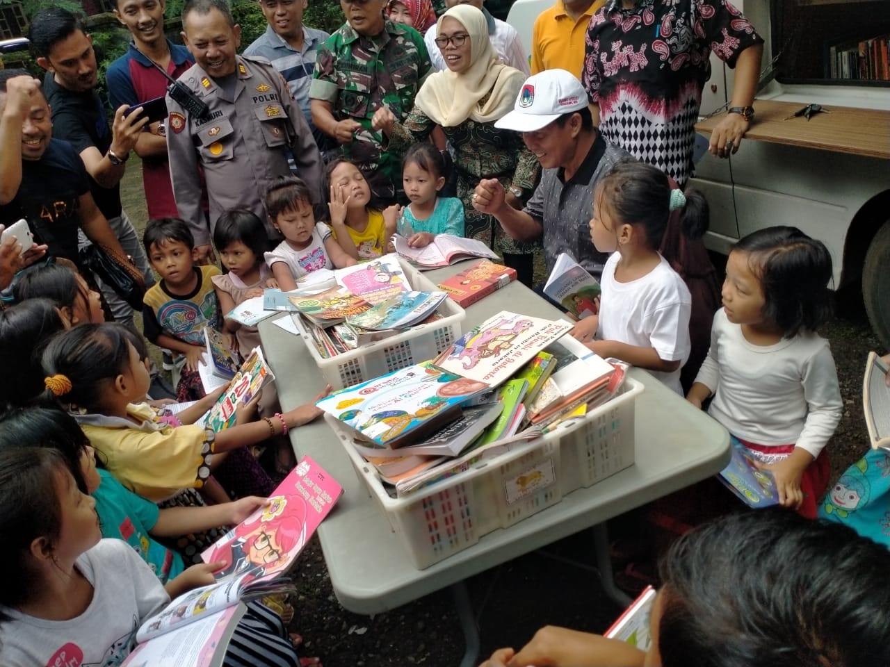 Kunjungan Mobil Perpustakaan Keliling Kota Serang ke Kampung Kadeos Kecamatan Walantaka