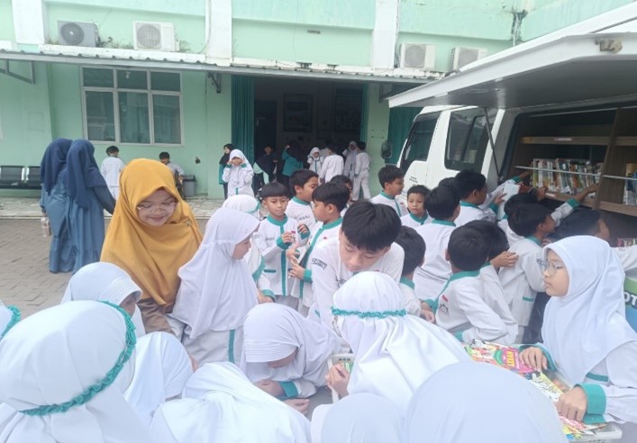 Kegiatan Perpustakaan Keliling di SDIT Widya Cendikia Kota Serang