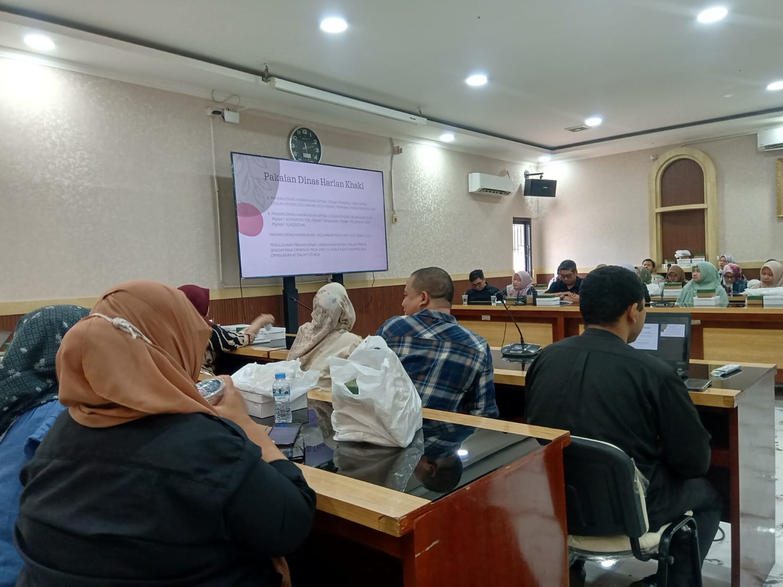 RAPAT SOSIALISASI PERWAL NO 22 TH 2025 TANTANG PAKAIAN DINAS_28 NOV 2025